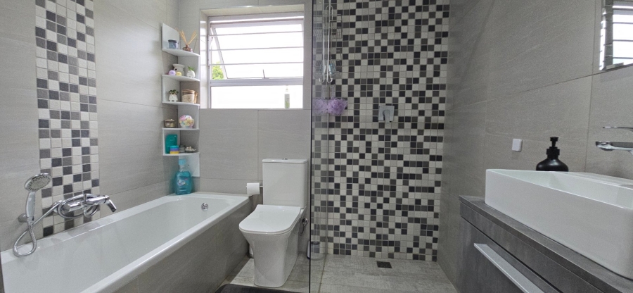 5 Bedroom Property for Sale in Brackendowns Gauteng