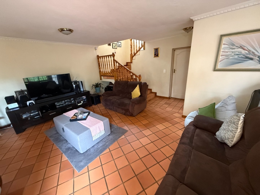 3 Bedroom Property for Sale in Die Hoewes Gauteng