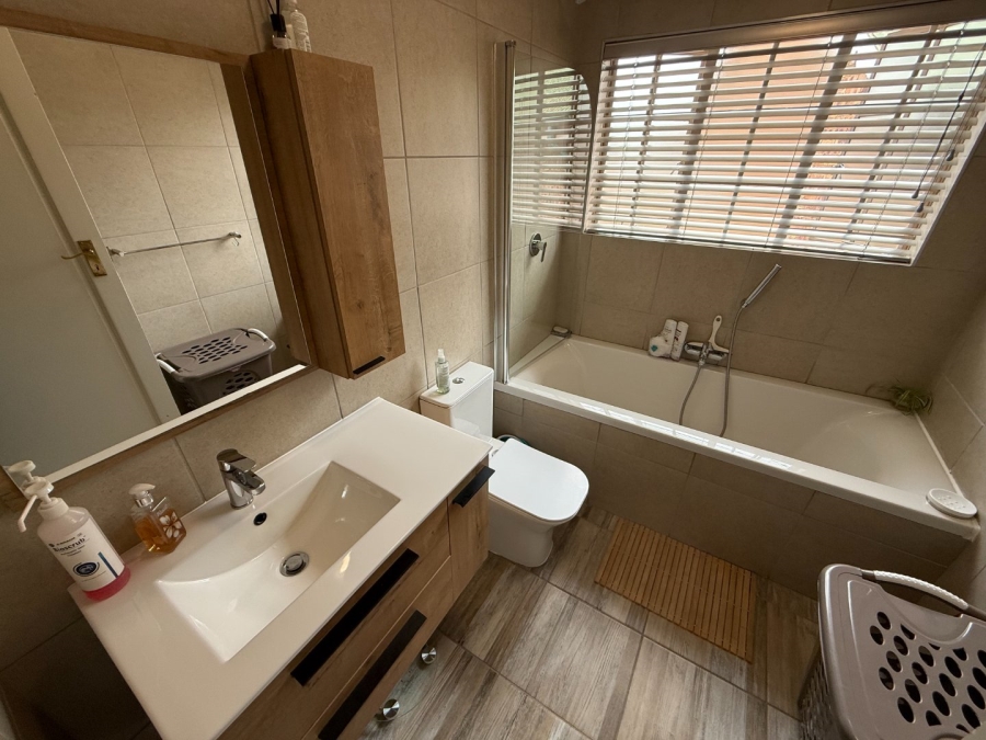 3 Bedroom Property for Sale in Die Hoewes Gauteng