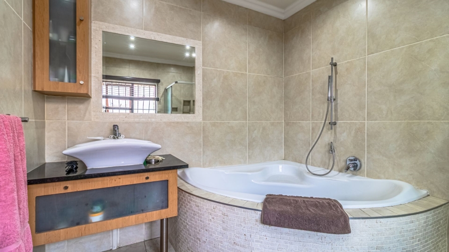 4 Bedroom Property for Sale in Greenstone Hill Gauteng