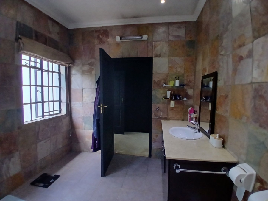 To Let 6 Bedroom Property for Rent in Houghton Estate Gauteng