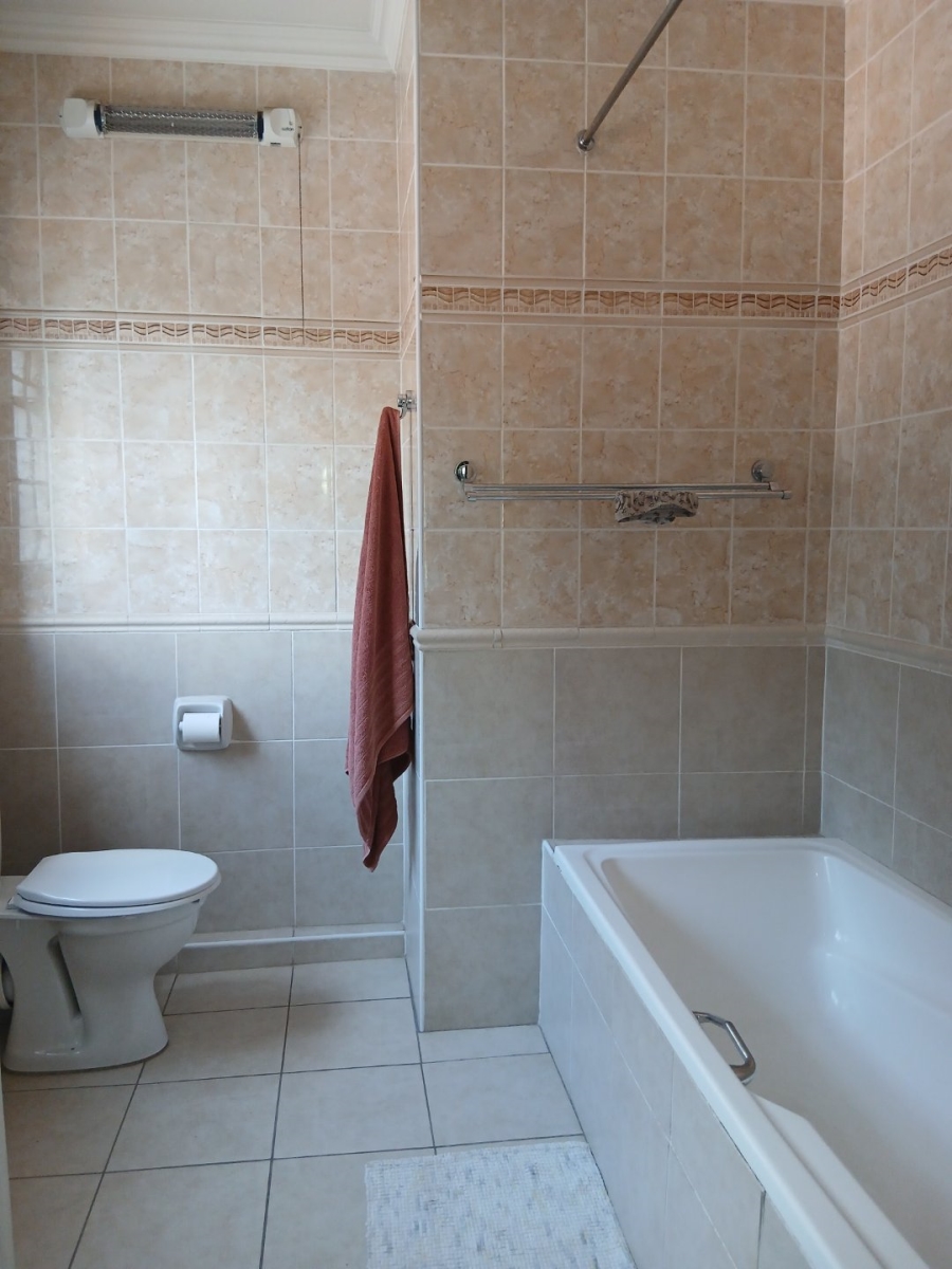 To Let 6 Bedroom Property for Rent in Houghton Estate Gauteng