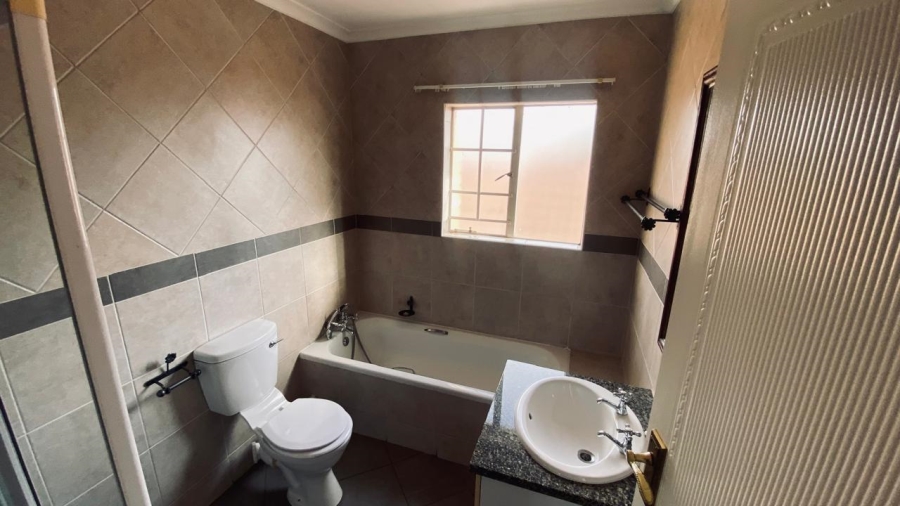 2 Bedroom Property for Sale in Monavoni Gauteng