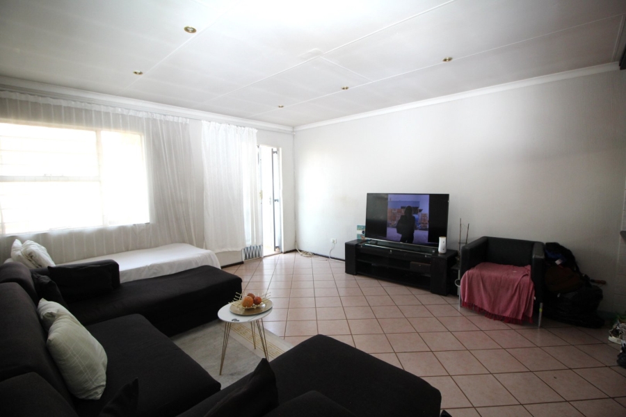 3 Bedroom Property for Sale in Die Hoewes Gauteng