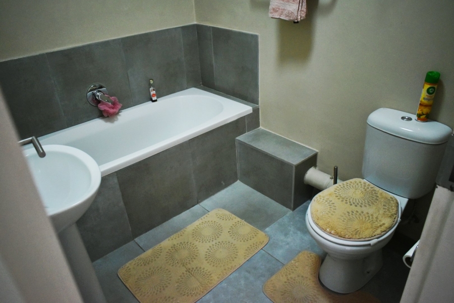  Bedroom Property for Sale in Vorna Valley Gauteng