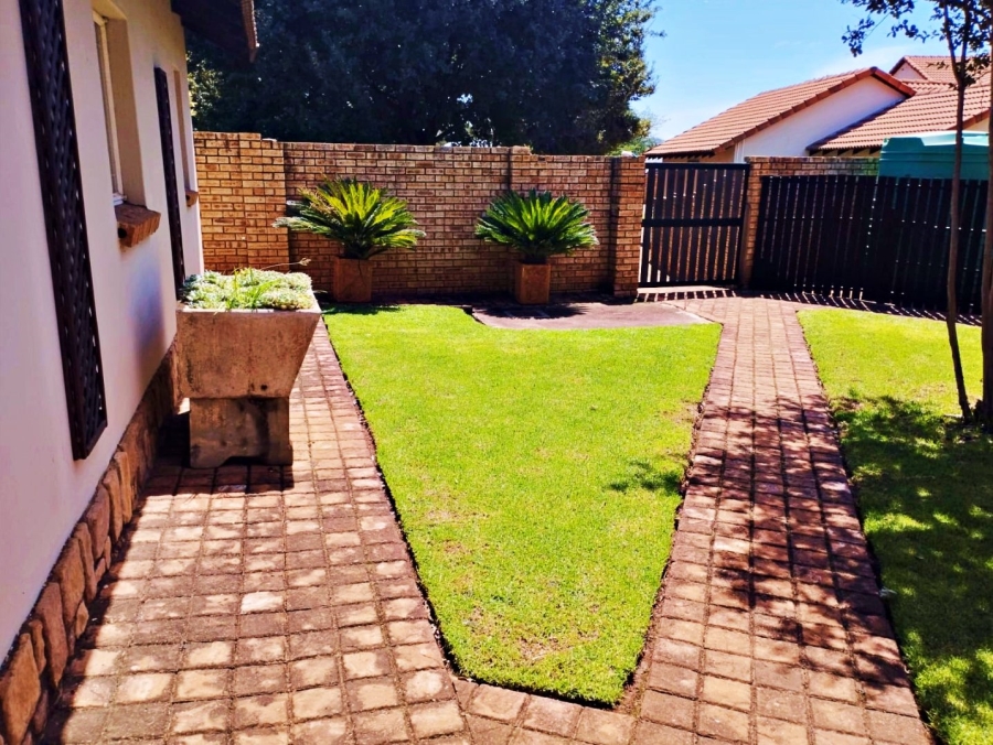 To Let 1 Bedroom Property for Rent in Raslouw A H Gauteng