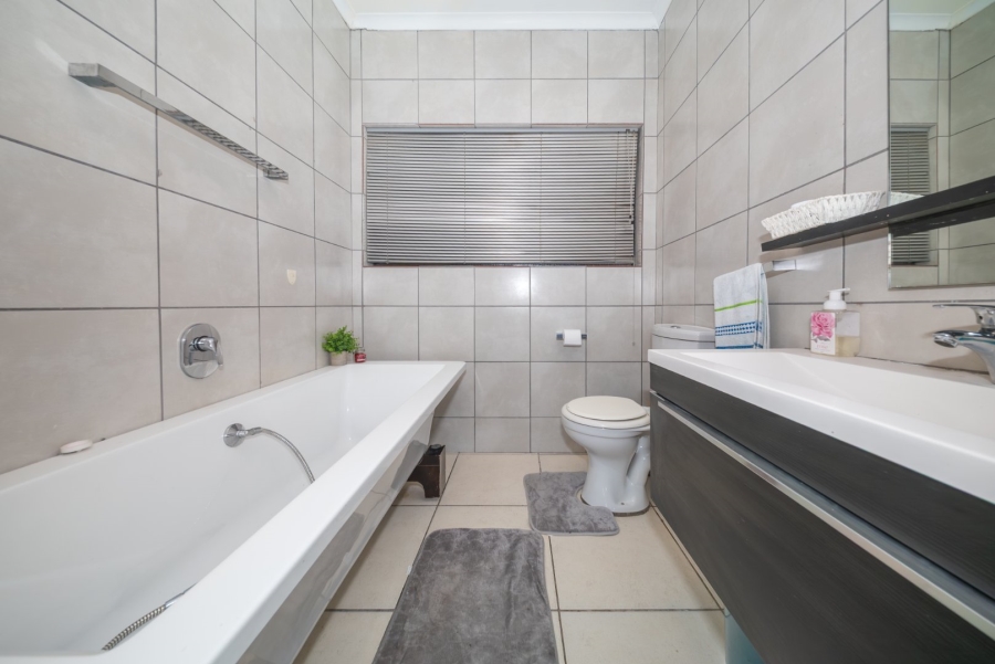 2 Bedroom Property for Sale in Greenstone Hill Gauteng