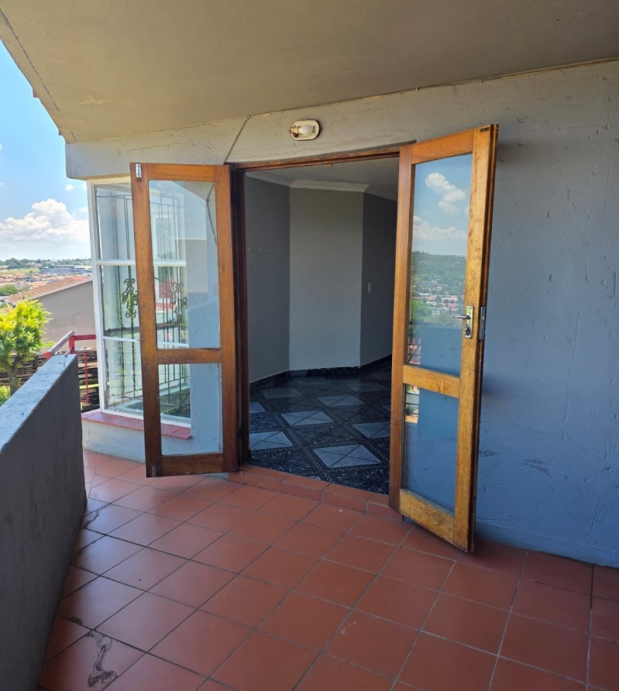 To Let 2 Bedroom Property for Rent in Ridgeway Gauteng