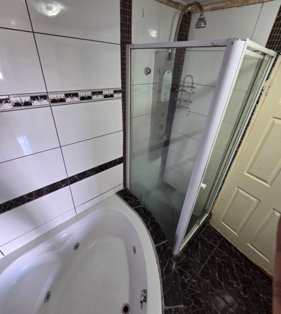 To Let 2 Bedroom Property for Rent in Ridgeway Gauteng