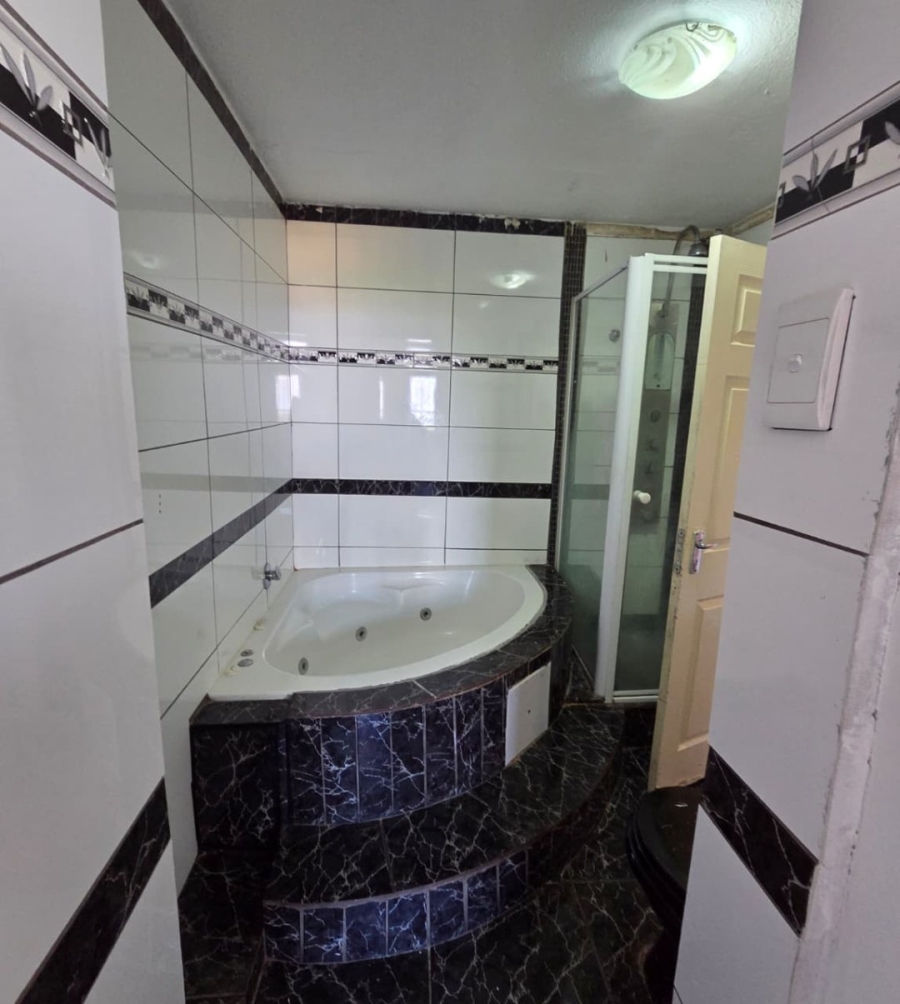 To Let 2 Bedroom Property for Rent in Ridgeway Gauteng