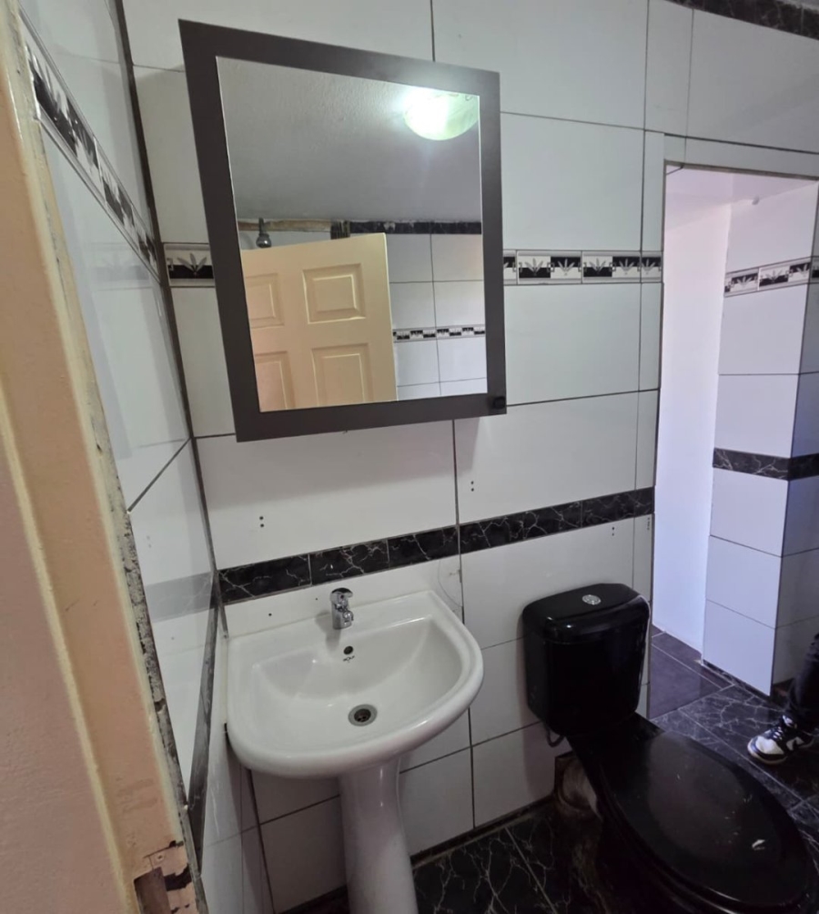 To Let 2 Bedroom Property for Rent in Ridgeway Gauteng