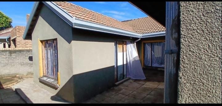 6 Bedroom Property for Sale in Tembisa Central Gauteng