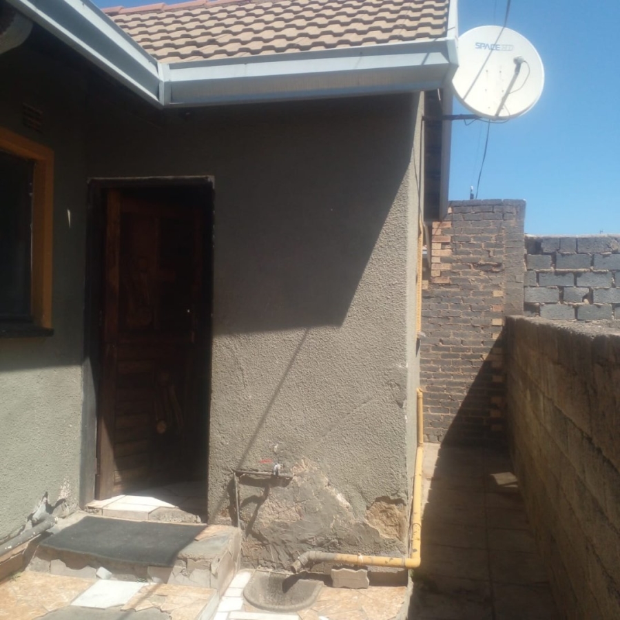 6 Bedroom Property for Sale in Tembisa Central Gauteng