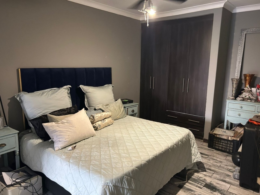 4 Bedroom Property for Sale in Eldoraigne Gauteng