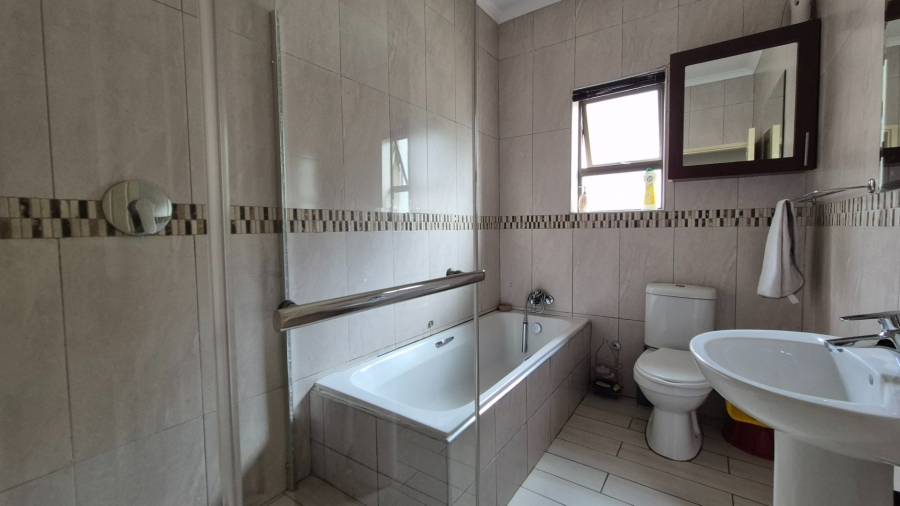 3 Bedroom Property for Sale in Kosmosdal Gauteng