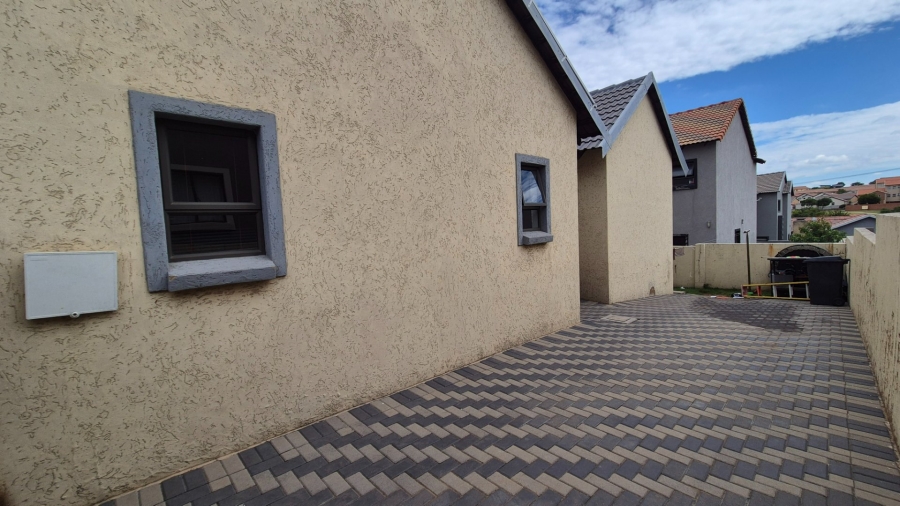 3 Bedroom Property for Sale in Kosmosdal Gauteng