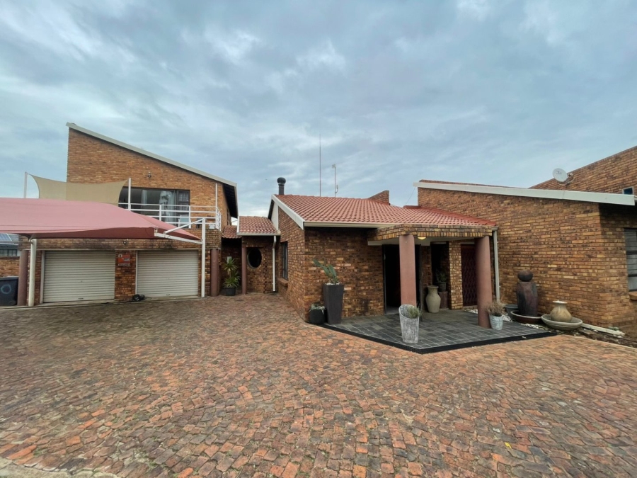 8 Bedroom Property for Sale in Dalpark Ext 1 Gauteng