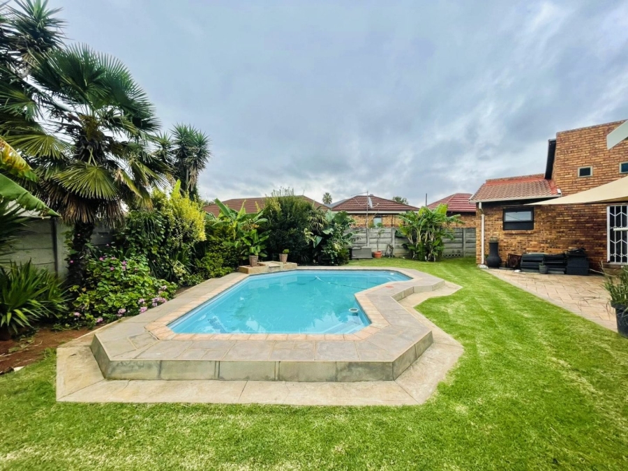 8 Bedroom Property for Sale in Dalpark Ext 1 Gauteng