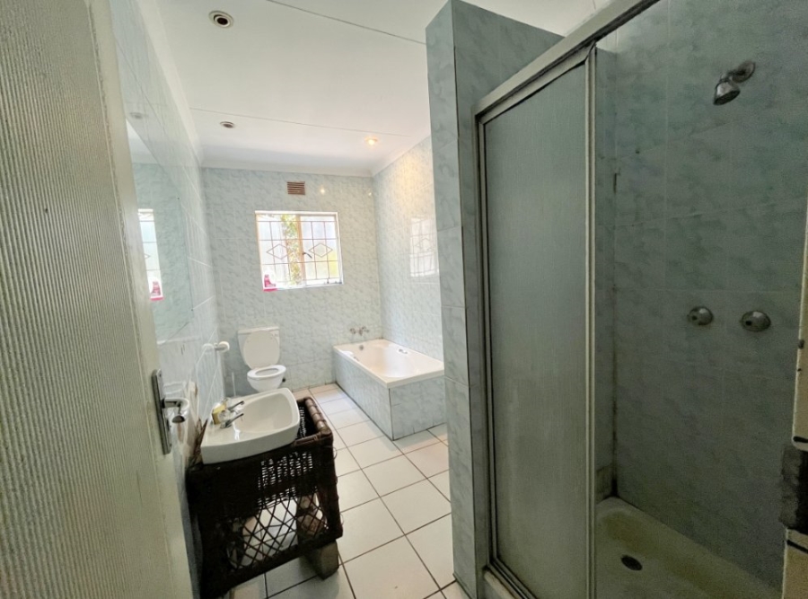 5 Bedroom Property for Sale in Cyrildene Gauteng