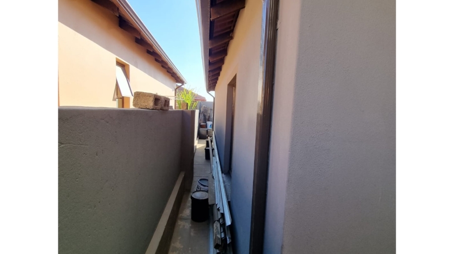2 Bedroom Property for Sale in Clayville Gauteng