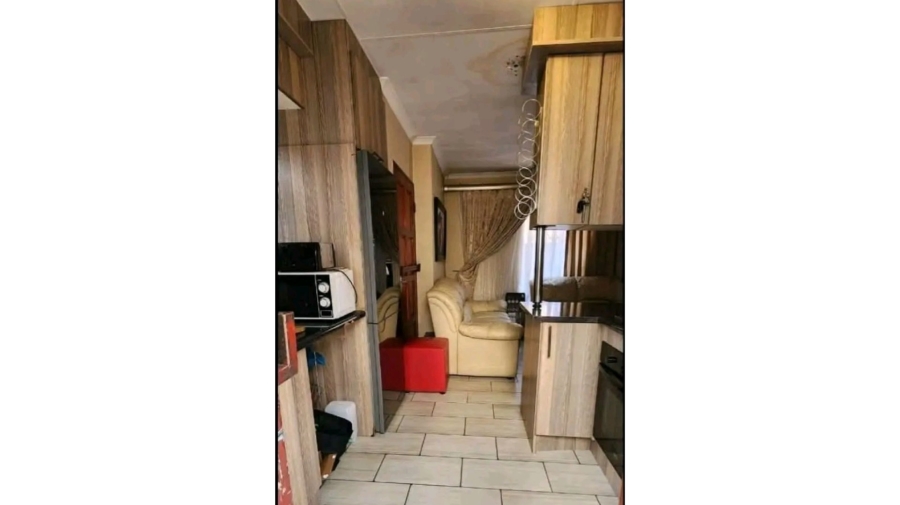 2 Bedroom Property for Sale in Clayville Gauteng
