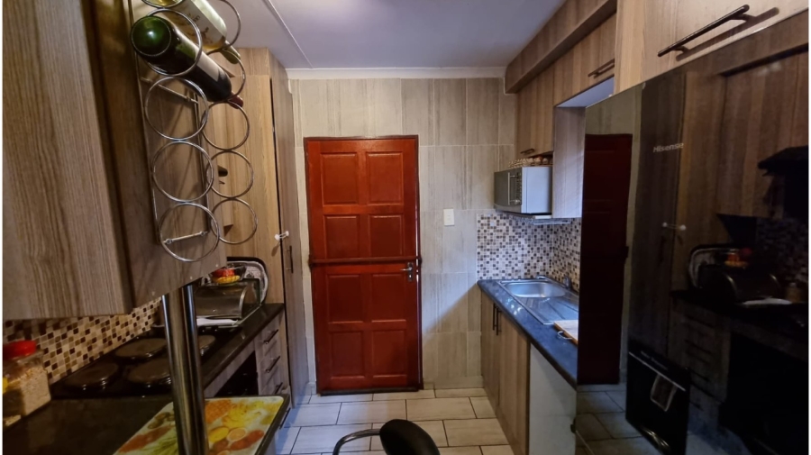 2 Bedroom Property for Sale in Clayville Gauteng