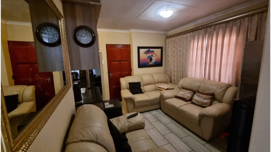 2 Bedroom Property for Sale in Clayville Gauteng
