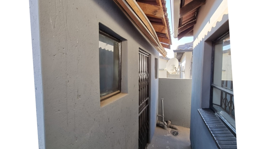 2 Bedroom Property for Sale in Clayville Gauteng