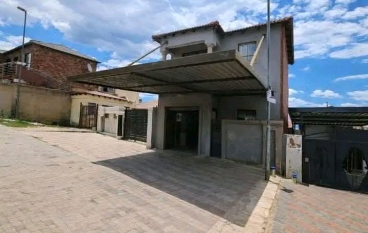 2 Bedroom Property for Sale in Clayville Gauteng