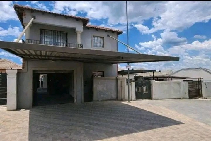 2 Bedroom Property for Sale in Clayville Gauteng