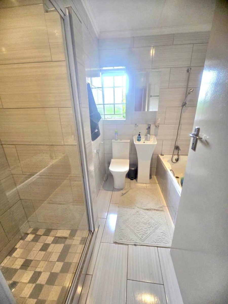 To Let 2 Bedroom Property for Rent in Eldoraigne Gauteng