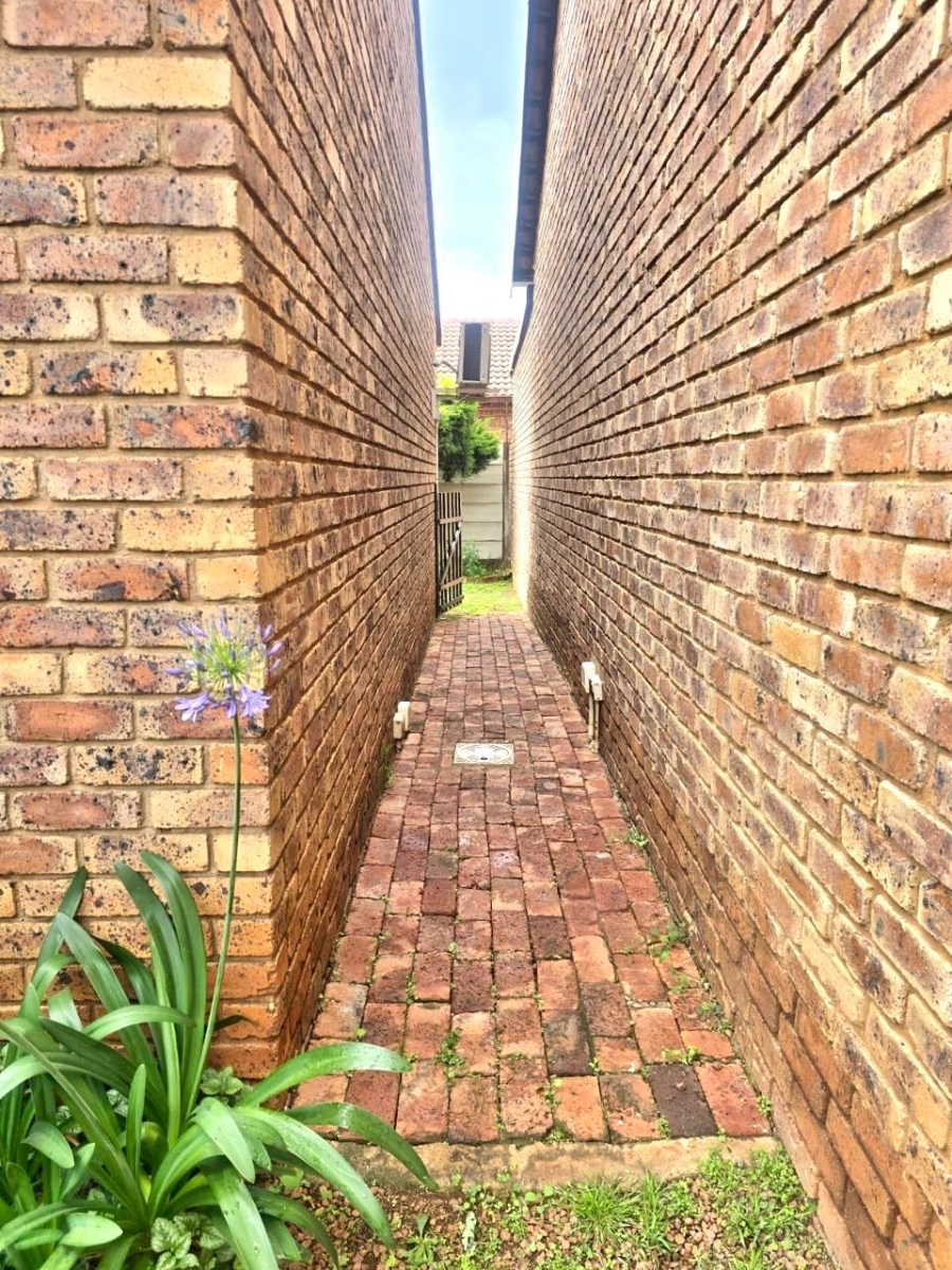 To Let 2 Bedroom Property for Rent in Eldoraigne Gauteng