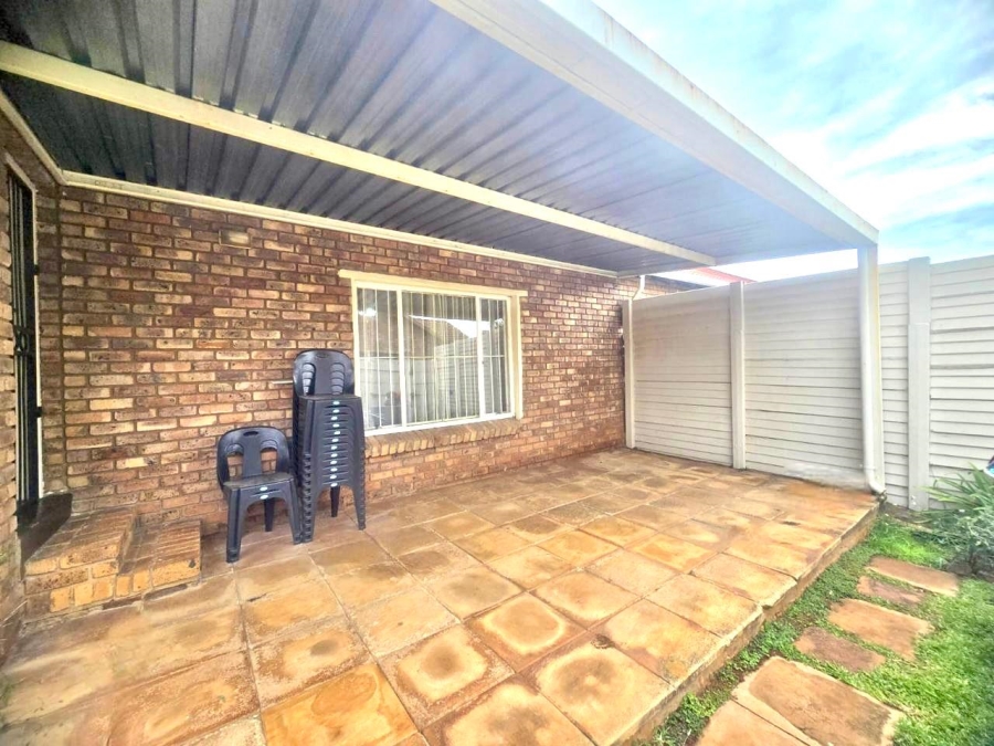 To Let 2 Bedroom Property for Rent in Eldoraigne Gauteng