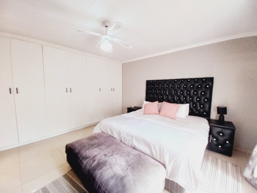 5 Bedroom Property for Sale in Eden Glen Gauteng