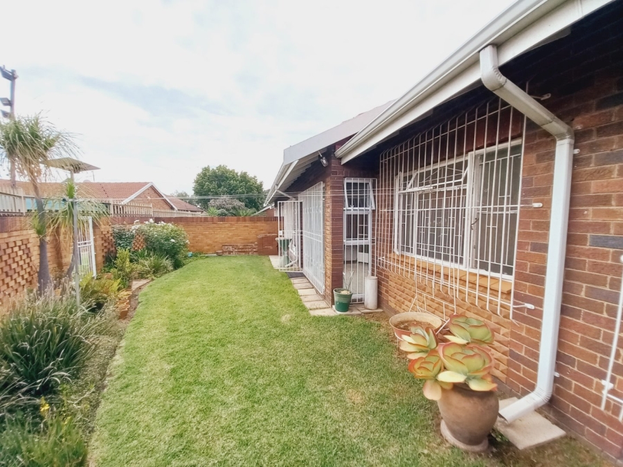 3 Bedroom Property for Sale in Rustivia Gauteng