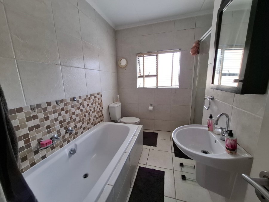 2 Bedroom Property for Sale in Sunninghill Gauteng