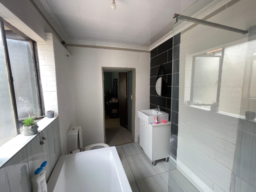 4 Bedroom Property for Sale in Zola Gauteng