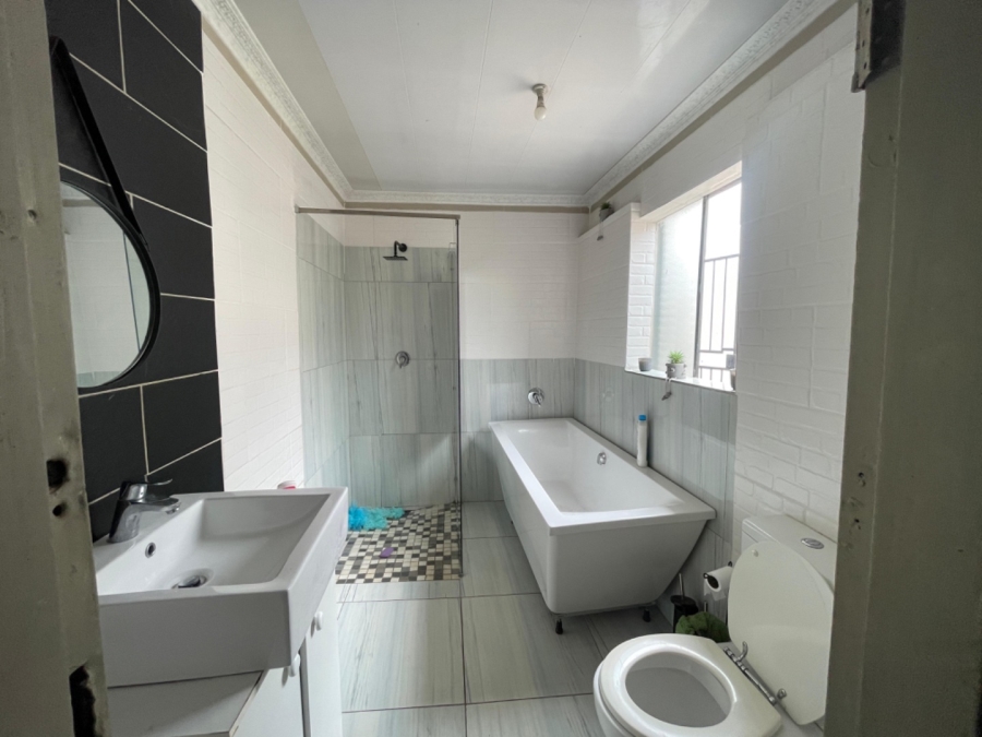 4 Bedroom Property for Sale in Zola Gauteng