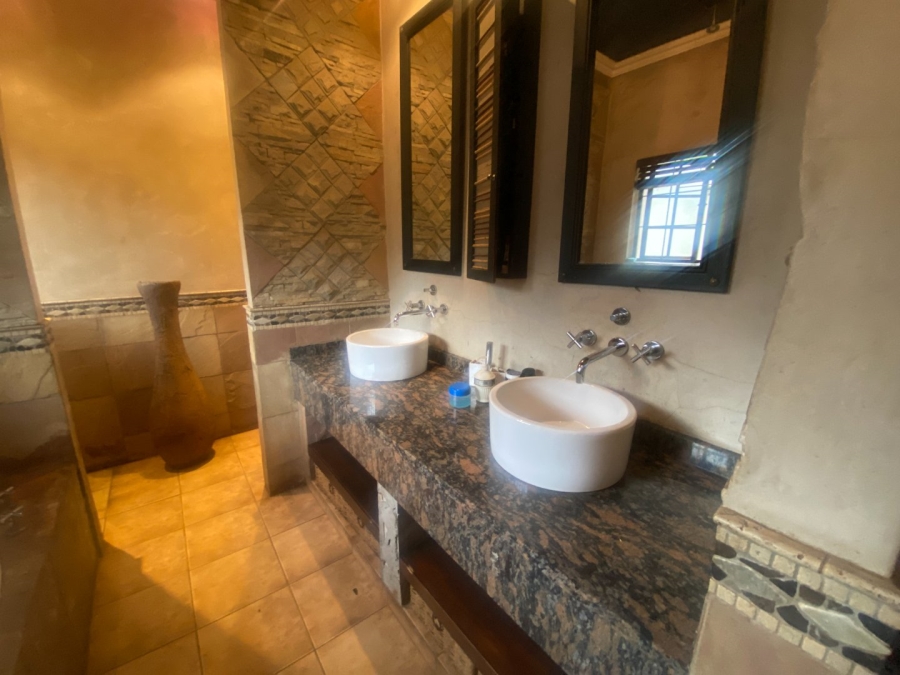 5 Bedroom Property for Sale in Cyrildene Gauteng