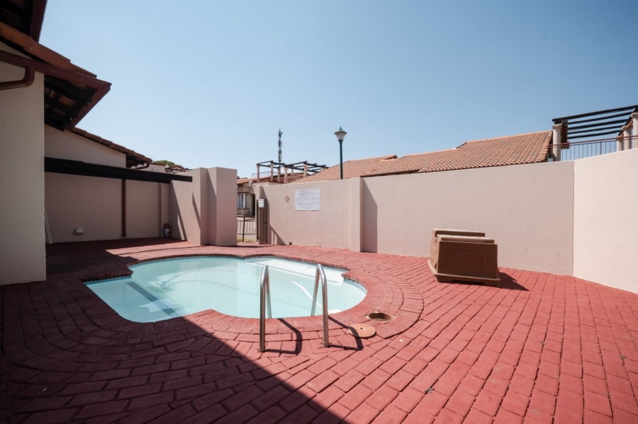 2 Bedroom Property for Sale in Mulbarton Gauteng