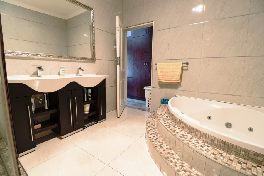 6 Bedroom Property for Sale in Vorna Valley Gauteng