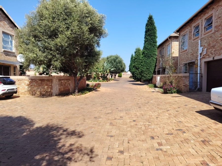 3 Bedroom Property for Sale in Heuwelsig Estate Gauteng
