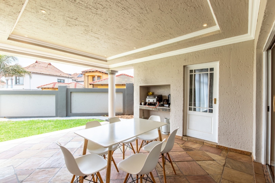 5 Bedroom Property for Sale in Ruimsig Gauteng