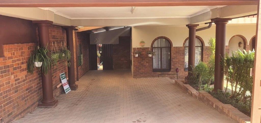 4 Bedroom Property for Sale in Mountain View Gauteng