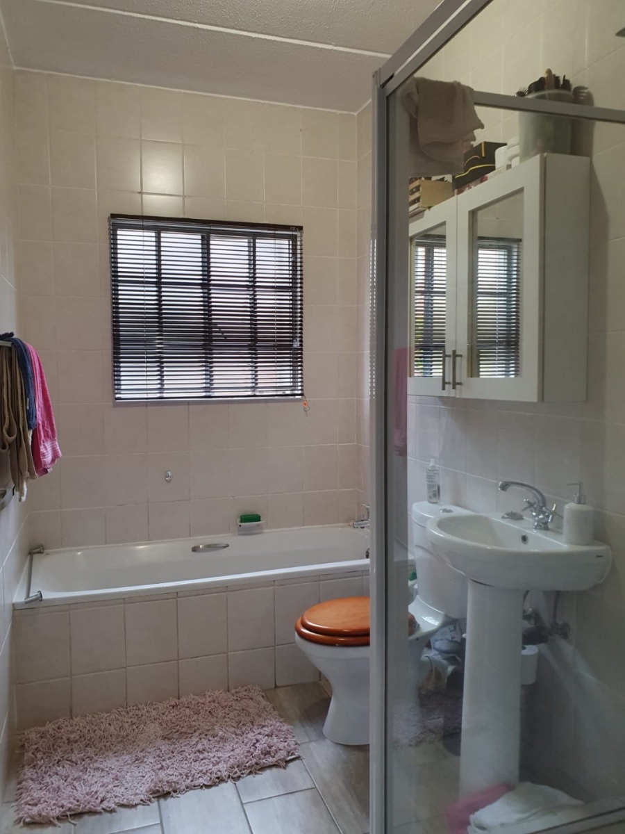 To Let 2 Bedroom Property for Rent in Greenstone Hill Gauteng
