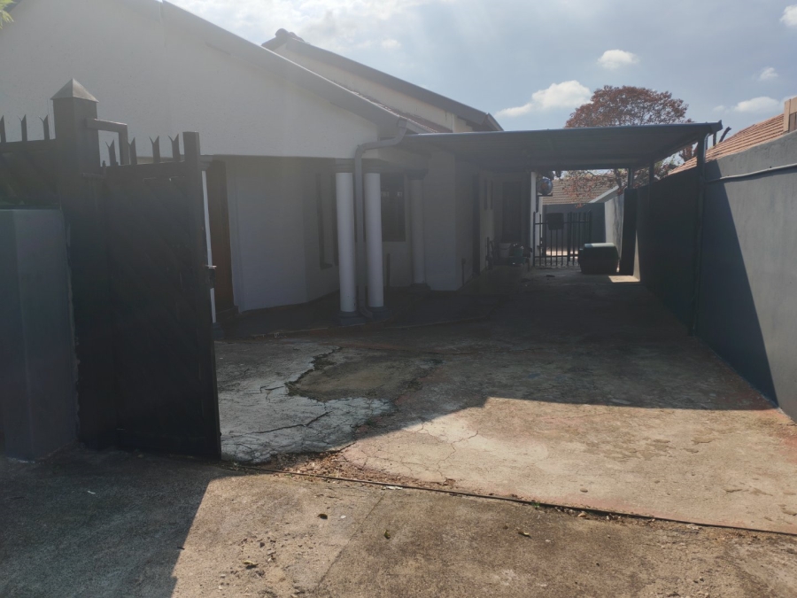 4 Bedroom Property for Sale in Lotus Gardens Gauteng
