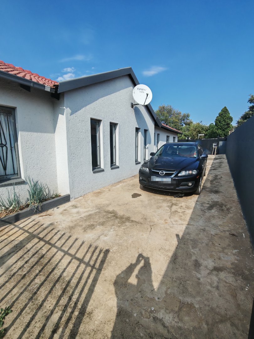 4 Bedroom Property for Sale in Lotus Gardens Gauteng