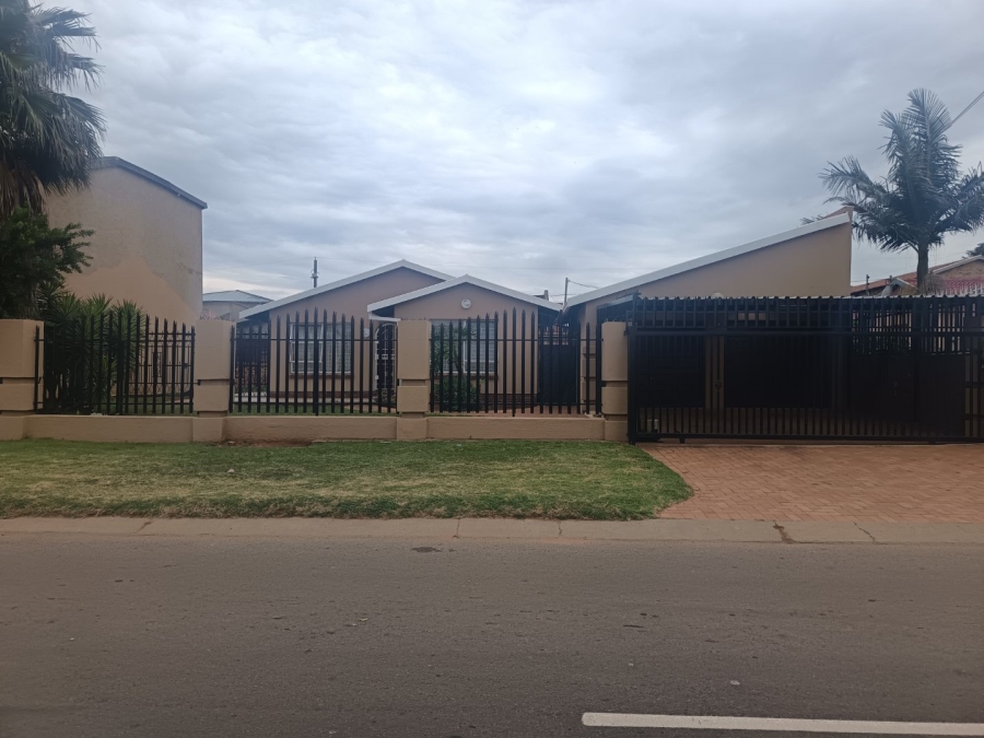 4 Bedroom Property for Sale in Lenasia South Gauteng