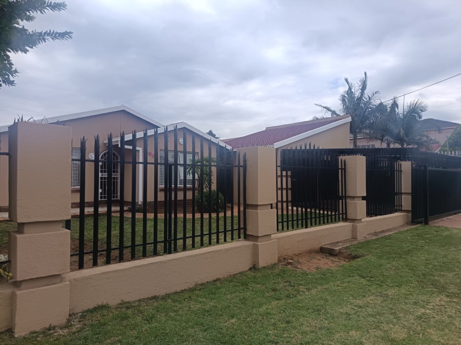 4 Bedroom Property for Sale in Lenasia South Gauteng