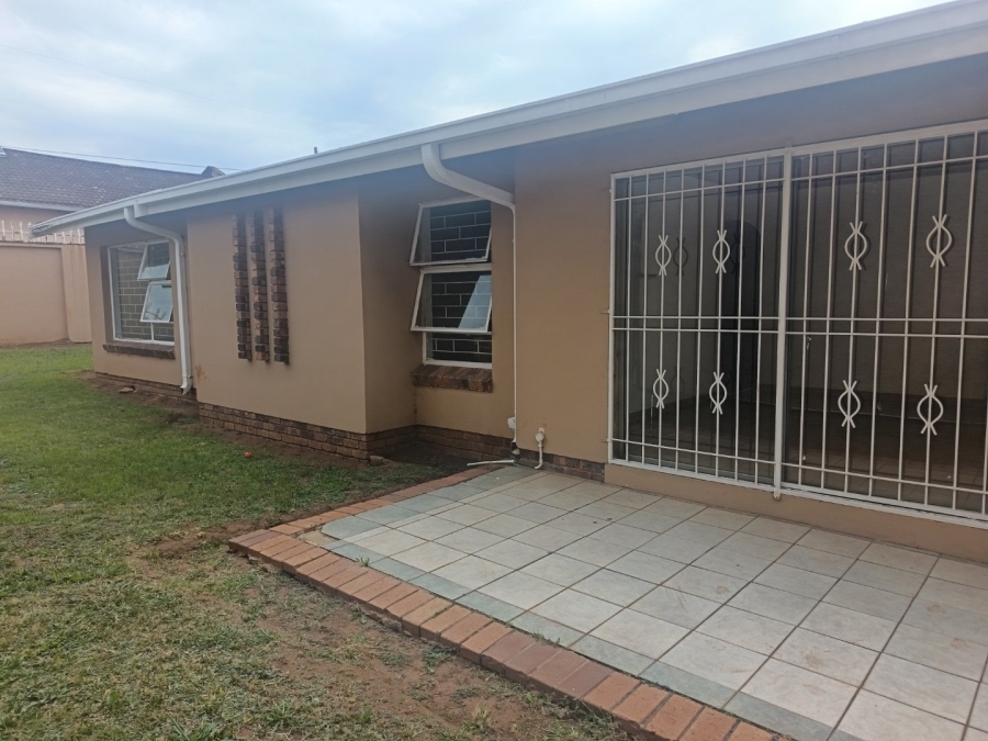 4 Bedroom Property for Sale in Lenasia South Gauteng